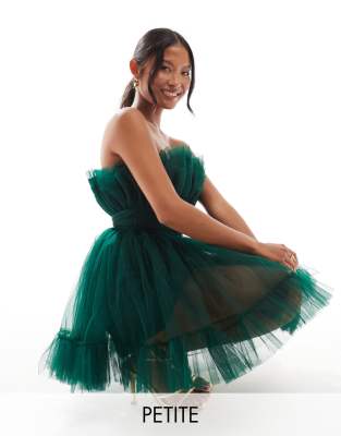 Vestido corto verde esmeralda estructurado con escote palabra de honor de Lace & Beads Petite - view 1