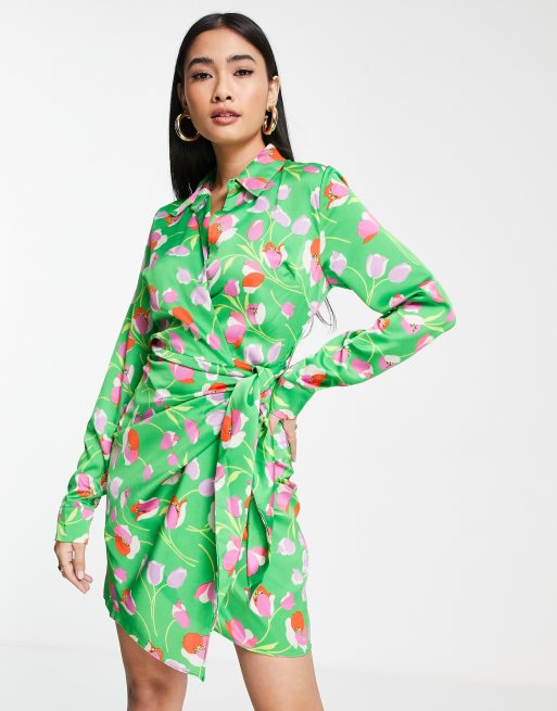 Vestido corto verde luminoso cruzado con estampado de flores y solapas de Liquorish 