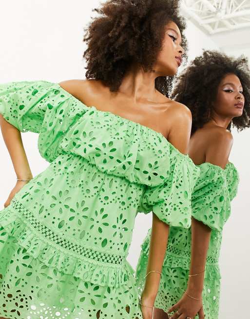 Vestido corto verde luminoso escalonado con dise o de bordado