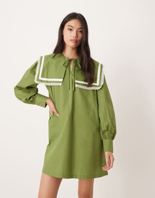 Vestido corto verde oliva intenso y blanco de corte amplio con solapas cuadradas de Glamorous, 2 de 4
