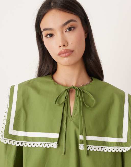 Vestido corto verde oliva intenso y blanco de corte amplio con solapas cuadradas de Glamorous, 4 de 4