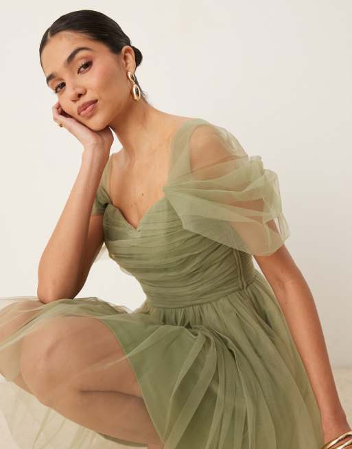 Vestido corto verde oliva pastel con escote Bardot de tul de Lace & Beads, 2 de 4