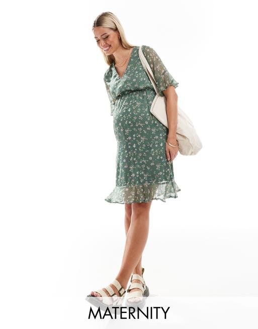 Vestido corto verde salvia con estampado floral, mangas acampanadas y cuello de pico de Vero Moda Maternity