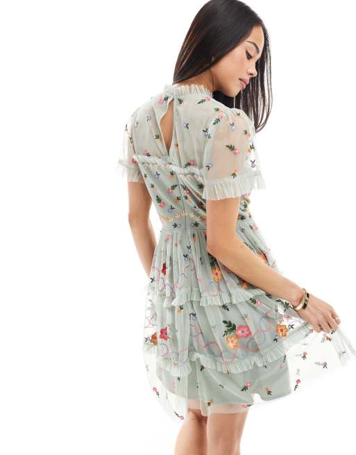 Vestido corto verde salvia de manga corta con cuello alto y abalorios de Maya, 4 de 4
