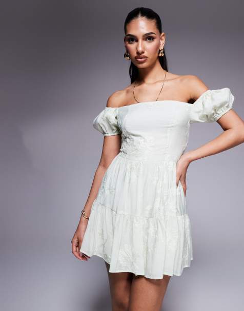 Vestido corto verde salvia escalonado con mangas abullonadas, escote Bardot y bordados de tejido rico en algodón exclusivo de Kaiia - view 1