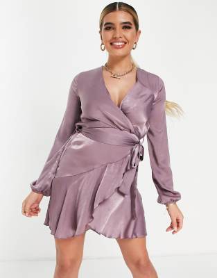 Vestido corto violeta claro cruzado de satén de First Distraction The Label