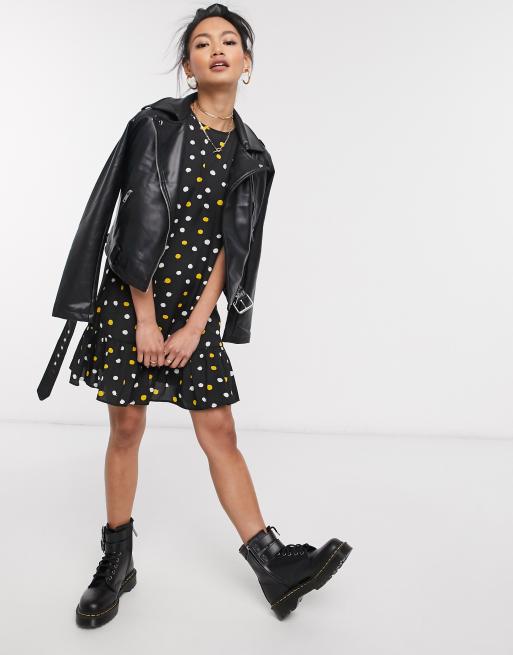 Vestido corto y amplio con bajo peplum en estampado a lunares difuminados de Wednesday's Girl