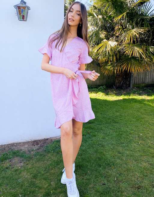 Vestido cruzado lila con volantes y estampado de florecitas con Vero Moda
