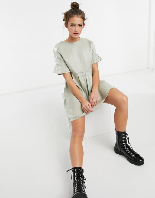 Vestido de corte amplio color verde salvia de Lola May