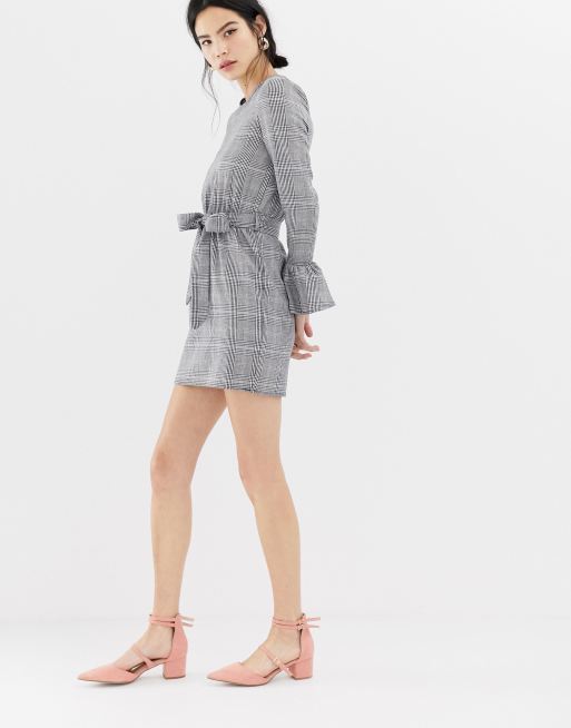 Vestido de cuadros con mangas acampanadas y lazo a la cintura de