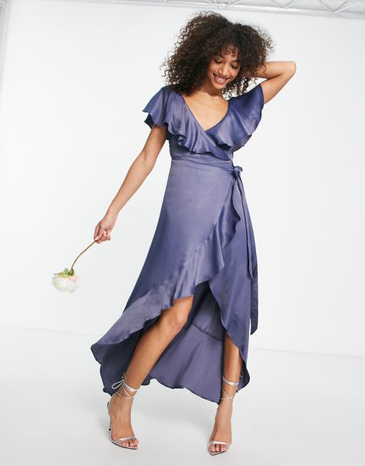 Vestido de dama de honor azul marino cruzado con detalle de volantes de satén de Topshop
