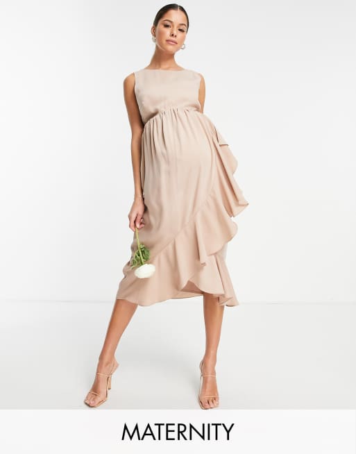 Vestido de dama de honor color rubor apagado con diseño cruzado y volantes de Maya Maternity