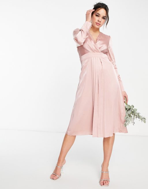 Vestido de dama de honor color rubor topo de manga larga con diseño cruzado de satén de TFNC
