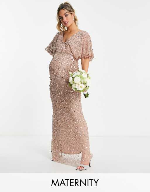 Vestido de dama de honor color topo con diseño integral adornado y mangas acampanadas de Beauut Maternity