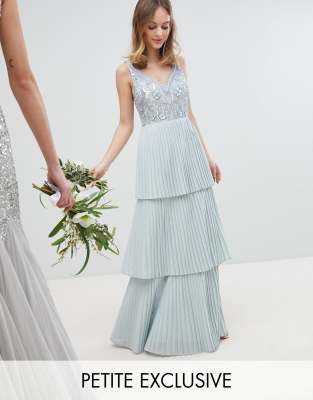 Vestido de dama de honor con diseño floral con lentejuelas en la parte superior y falda plisada con volantes a capas de Maya Petite