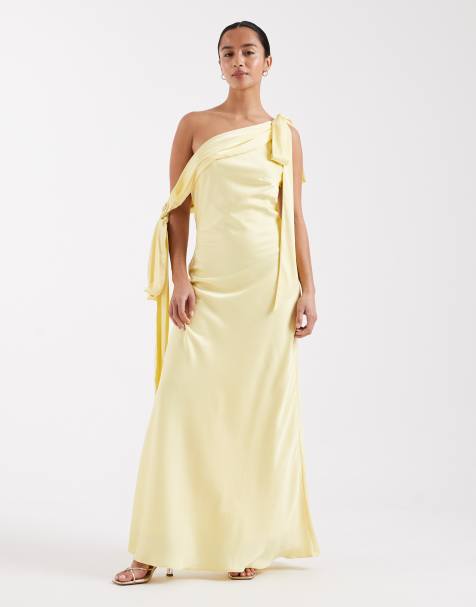 Vestido de dama de honor largo amarillo con hombros caídos de satén de TFNC Petite - view 1