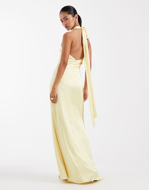Vestido de dama de honor largo amarillo limón pastel con cuello halter y pliegue de satén de TFNC, 3 de 4