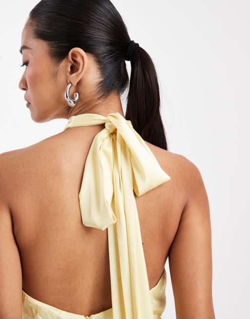 Vestido de dama de honor largo amarillo limón pastel con cuello halter y pliegue de satén de TFNC, 4 de 4