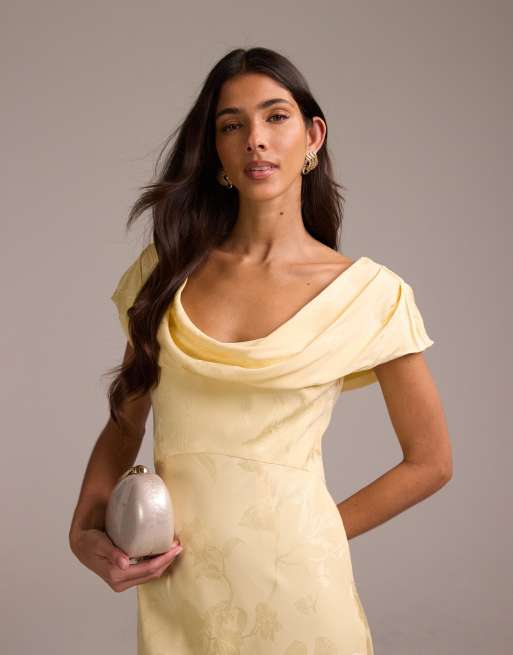 Vestido de dama de honor largo amarillo pálido con hombros caídos de jacquard de ASOS DESIGN, 2 de 5