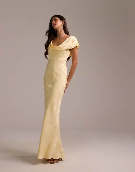 Vestido de dama de honor largo amarillo pálido con hombros caídos de jacquard de ASOS DESIGN, 3 de 5