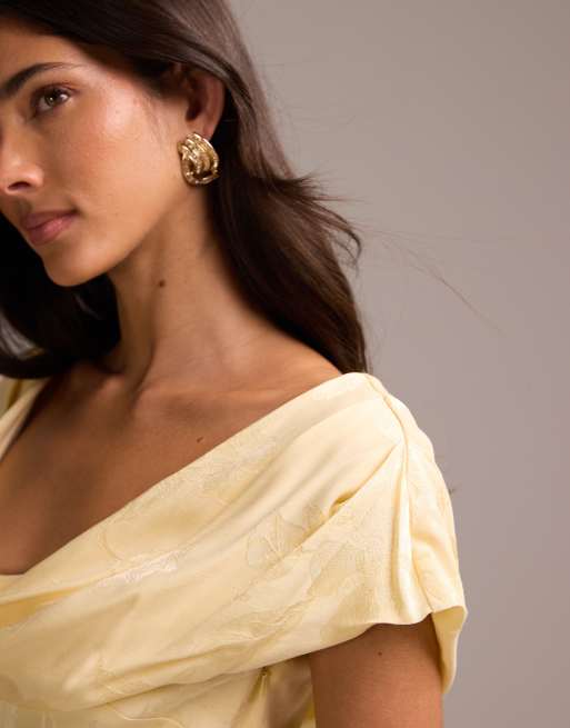 Vestido de dama de honor largo amarillo pálido con hombros caídos de jacquard de ASOS DESIGN, 4 de 5