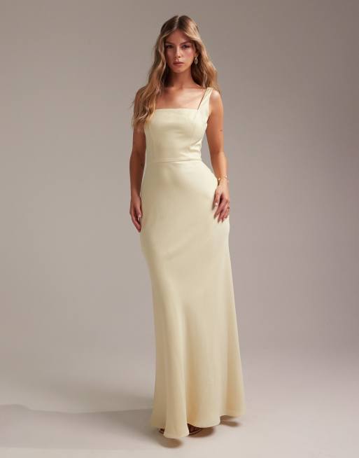 Vestido de dama de honor largo amarillo pastel con escote cuadrado