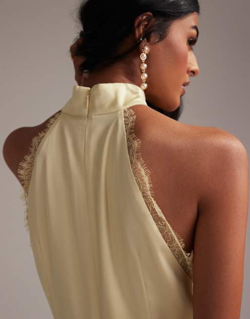 Vestido de dama de honor largo amarillo pastel de corte recto con cuello halter con detalle de encaje de ASOS DESIGN, 4 de 5