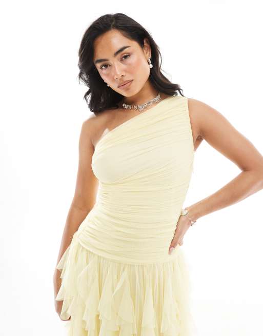 Vestido de dama de honor largo amarillo pastel pálido asimétrico con volantes efecto cascada de Lace & Beads, 2 de 4