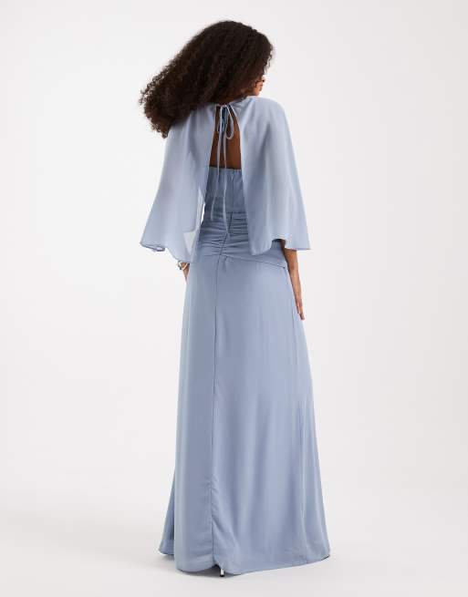 Vestido de dama de honor largo azul empolvado con capa y lazada delantera de chifón de TFNC Plus, 3 de 4