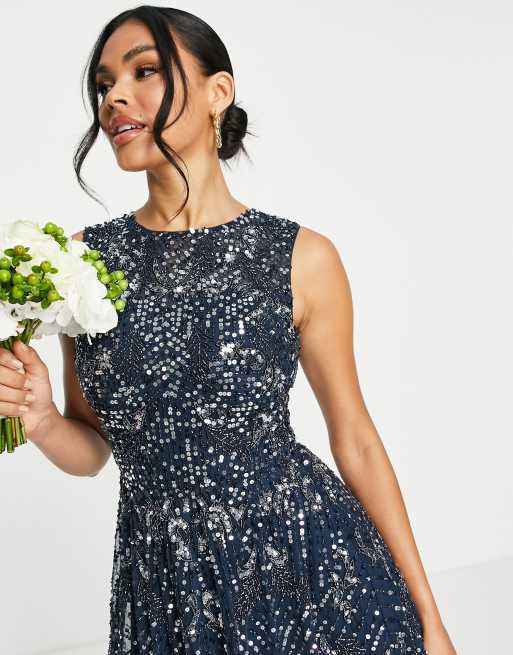 Vestido de dama de honor largo azul marino con diseño adornado integral de Beauut, 3 de 4