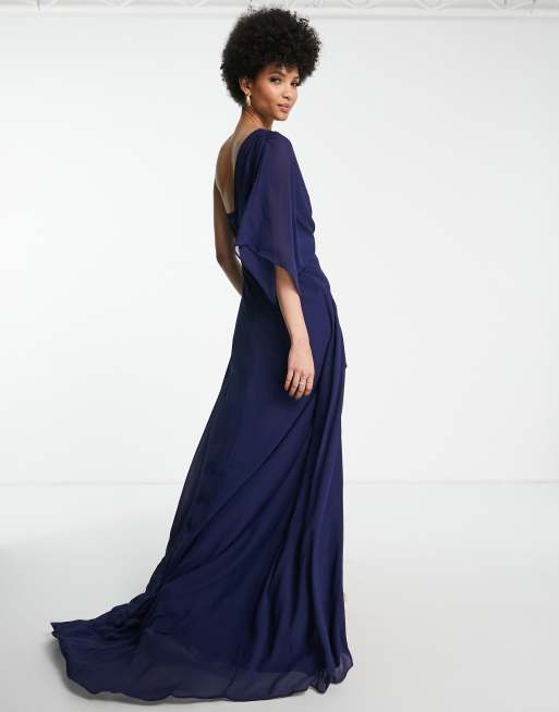 Vestido de dama de honor largo azul marino con diseño asimétrico de chifón de TFNC Tall, 2 de 4