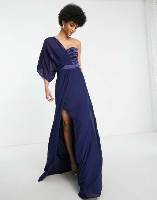 Vestido de dama de honor largo azul marino con diseño asimétrico de chifón de TFNC Tall, 3 de 4