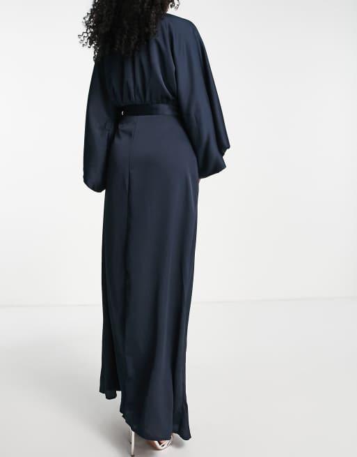 Vestido de dama de honor largo azul marino cruzado con mangas kimono de satén de TFNC Maternity, 2 de 4