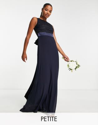 Vestido de dama de honor largo azul marino de chifón con espalda de encaje festoneado de TFNC Petite 