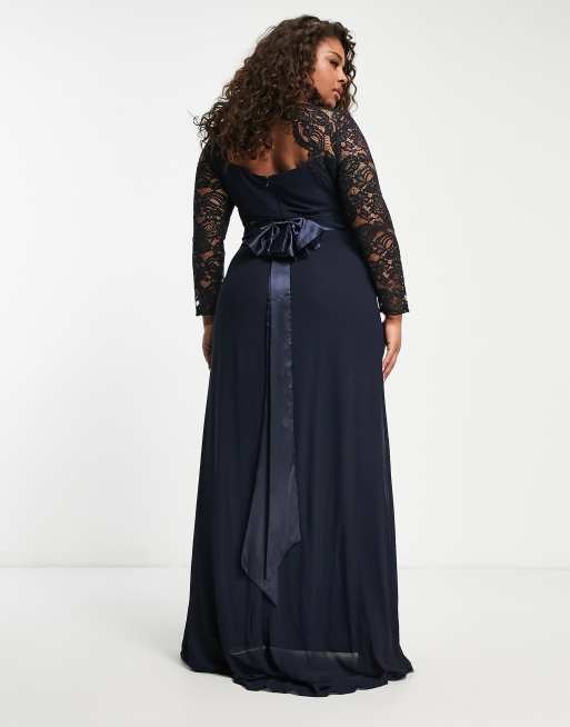Vestido de dama de honor largo azul marino de manga larga de gasa con espalda de encaje festoneado de TFNC Plus, 2 de 4