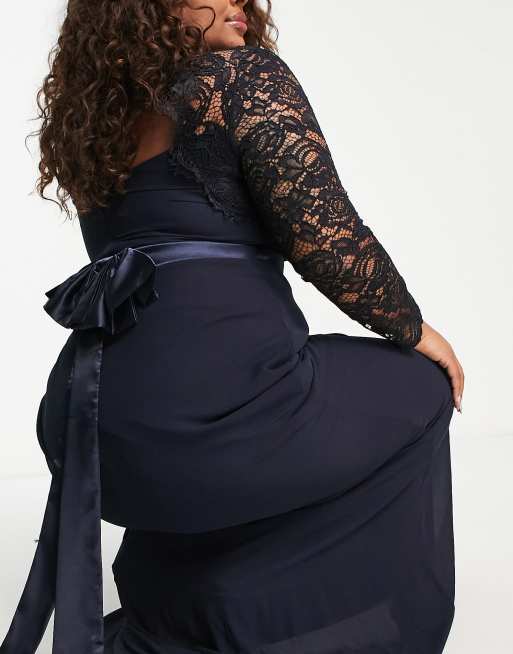 Vestido de dama de honor largo azul marino de manga larga de gasa con espalda de encaje festoneado de TFNC Plus, 4 de 4