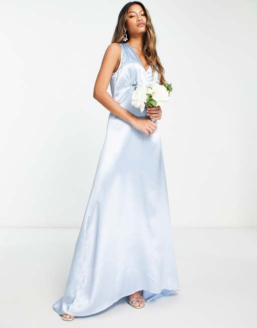 Vestido de dama de honor largo azul pastel con cuello de pico y cola de satén de Vila, 3 de 4