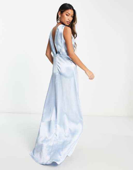 Vestido de dama de honor largo azul pastel con cuello de pico y cola de satén de Vila, 4 de 4