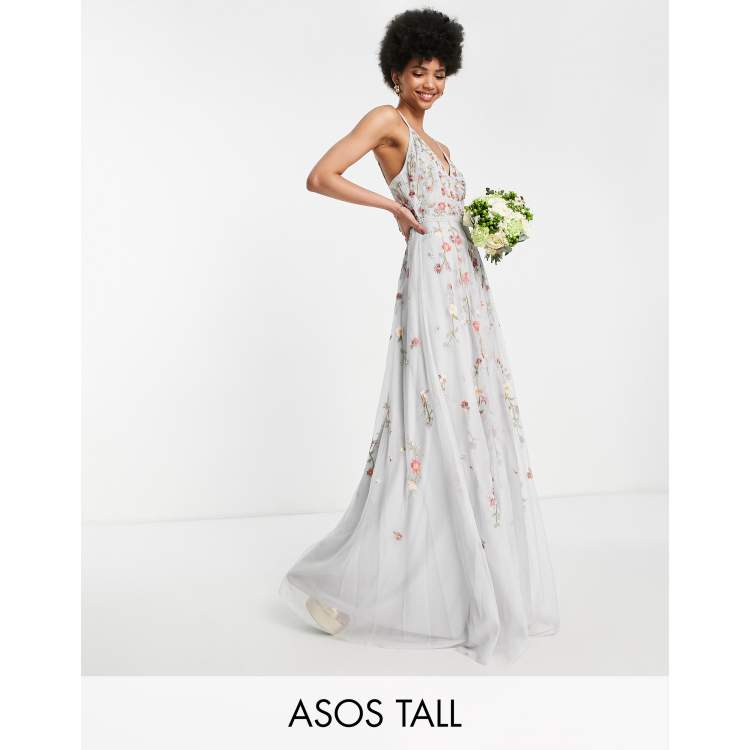 Vestido de dama de honor largo pastel de tirantes con flores bordadas y diseño adornado de ASOS DESIGN Tall | ASOS