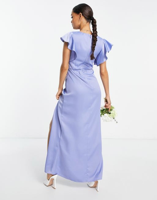 Vestido de dama de honor largo azul polvareda con parte delantera cruzada de TFNC Petite, 2 de 4