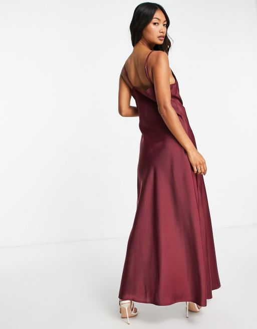 Vestido de dama de honor largo burdeos de tirantes de satén de YAS, 2 de 4