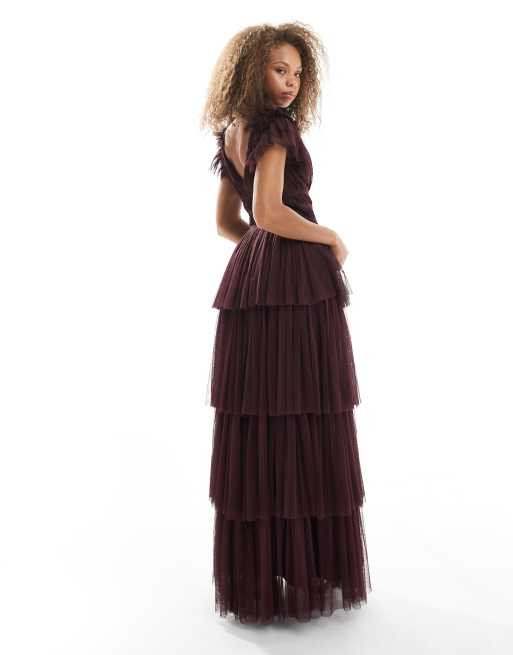 Vestido de dama de honor largo burdeos escalonado con volantes de tul de Lace & Beads, 3 de 4