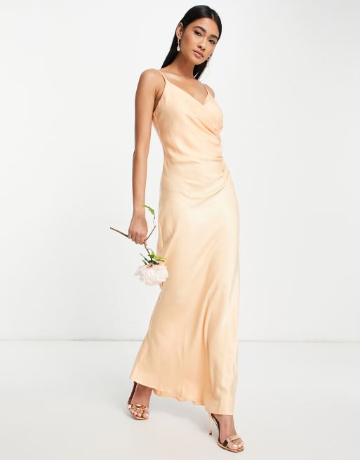 Vestido de dama de honor largo color albaricoque de tirantes con detalle recogido de satén de Vila