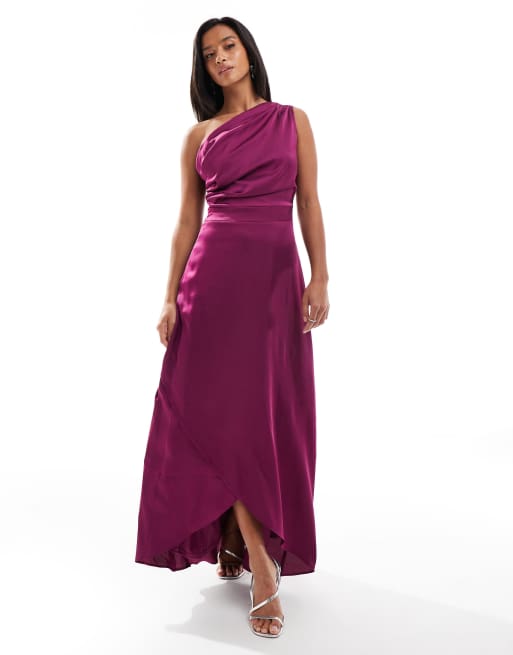 Vestido de dama de honor largo color baya asimétrico con falda cruzada de satén de TFNC Petite