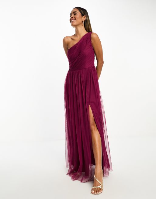 Vestido de dama de honor largo color baya asimétrico de tul de Anaya