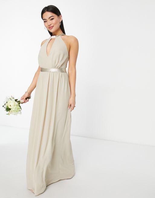 Vestido de dama de honor largo color café con leche con detalle anudado en la espalda y falda fruncida de TFNC