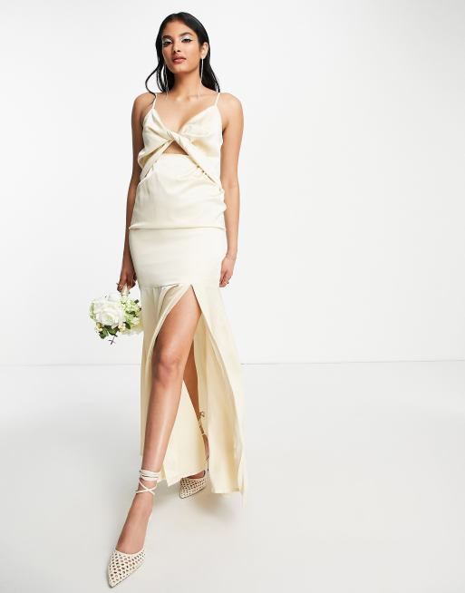 Vestido de dama de honor largo color champán con detalle retorcido en la parte delantera y abertura de satén de Liquorish