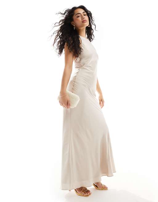 Vestido de dama de honor largo color champán con lazada en la espalda y detalle de botones de satén de TFNC