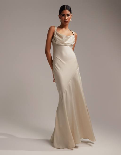 Vestido de dama de honor largo color champán con parte delantera desbocada y falda con diseño de paneles de satén de ASOS DESIGN