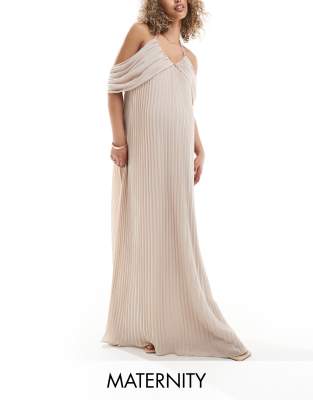Vestido de dama de honor largo color crudo plisado con hombros descubiertos de chifón de TFNC Maternity